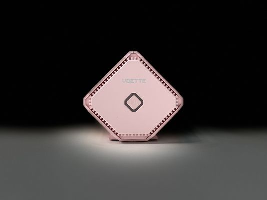 Ο συμπαγής λευκός καθαριστής αέρα για μικρούς χώρους και αυτοκίνητα εξαλείφει τον καπνό του καπνού και τις μυρωδιές των πούρων